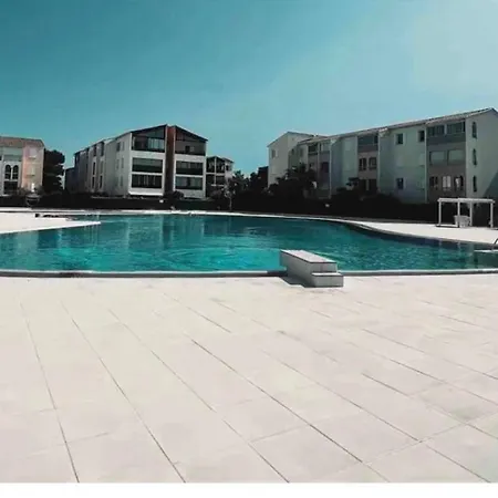 Apartament 2 Pieces Dans Avec Piscine Proche Centre